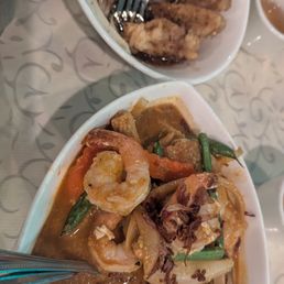 Shrimp in Coconut Sauce and what's left of the Chicken Wings in Fish Sauce after one round. Shrimp in Coconut Sauce and what's left of the Chicken Wings in Fish Sauce after one round.