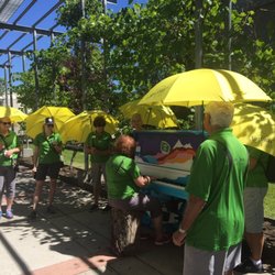 Sipn'stroll Tours - Piano playing with tourism Kelowna group