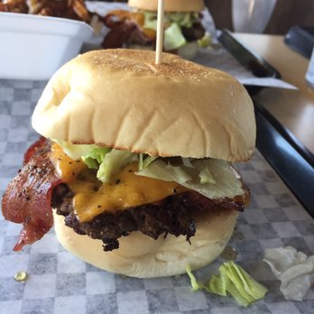Burger Delight - Cheese burger with bacon( +1.99), Lettuce , mayo, and ketchup (Tuesday special 2.99) - Burgers Near Me - Bowmanville, Ontario