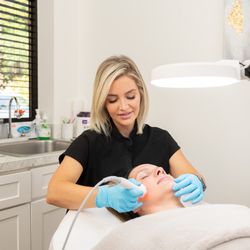 O'Donnell Vein and Laser - Laura Ruppel, L.E., providing microcurrent with red LED post Skinwave treatment at the Annapolis location.