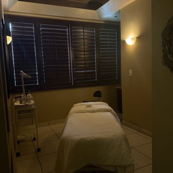 Spa Utopia & Salon - Massage room - Skin Care Near Me - Vancouver, British Columbia