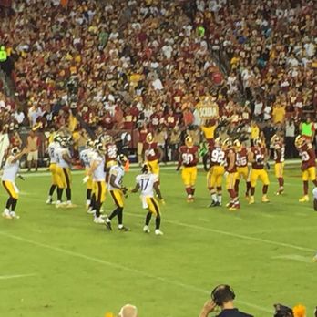 Commanders Field - Steeper's quarterback Big Ben Roethlisberger hurries up the offense. Redskins-Steelers 2016 - Stadiums & Arenas Near Me - Landover, Maryland