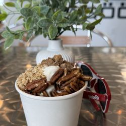 Yagoot - White Peach with Reese's Peanut Butter Cups, Almonds and Granola