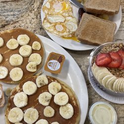 Santana's Plaza Café - Santana's Breakfast and the açaí bowl (small)