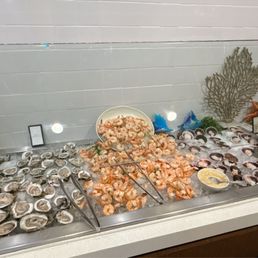 Really nice fresh oysters and scallops! They kept refilling fresh ones Really nice fresh oysters and scallops! They kept refilling fresh ones