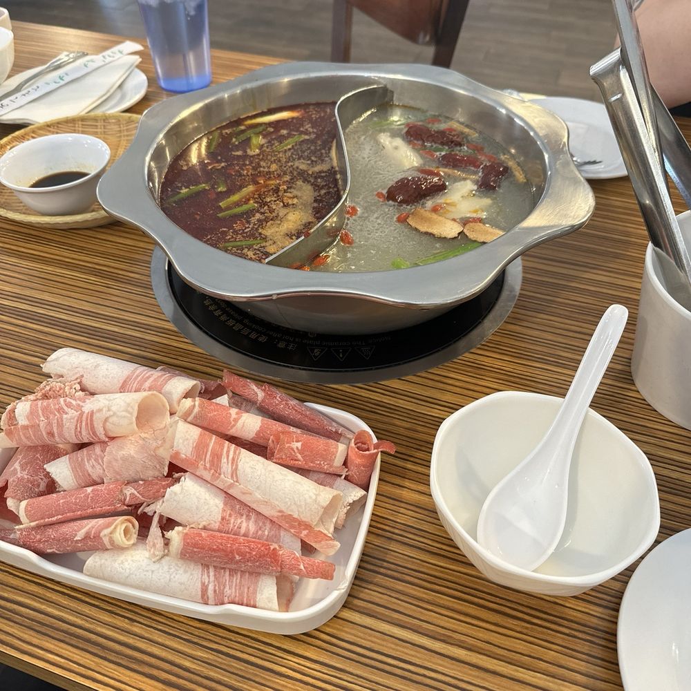 "Best of both worlds: spicy broth and regular broth" as well as meat "Best of both worlds: spicy broth and regular broth" as well as meat