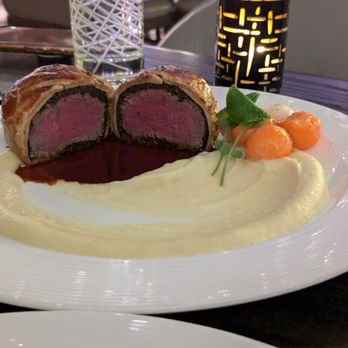 Hell's Kitchen - Beef Wellington medium rare - Cocktail Bars Near Me - Funner, California