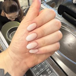 Neutral ombré almond shape dip powder by Denny!