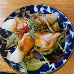 AN - HA CAO. gedämpfte Dumplings gefüllt mit Gemüse und Sojabohnen übergossen mit Soja-Chili Sauce und geröstetem Sesam