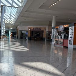 Chesapeake Square Mall - Reed's Jewelers in the background...
