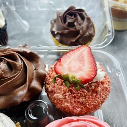 Sweet Tooth Cafe & Cakes - Strawberry Crunch Cupcake