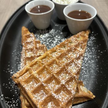 Les Cocottes - waffle with carmel - Bistros Near Me - Paris, 01 Les Cocottes - waffle with carmel - Bistros Near Me - Paris, 01