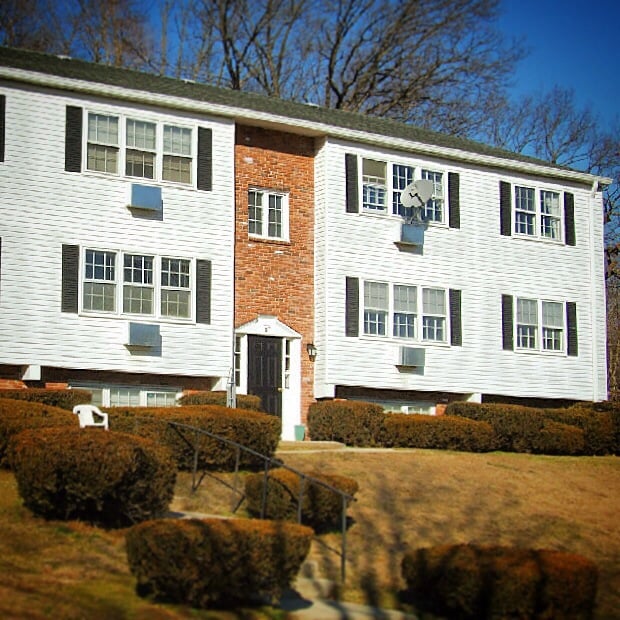 COLONIAL MANOR APARTMENTS Updated October 2024 165 Pearl St