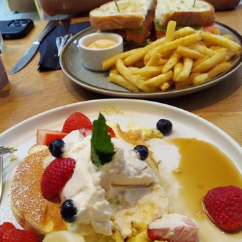 Flipper’s - Souffle pancake with fruits, and some kinda sandwich thing - Pancakes Near Me - New York, New York Flipper’s - Souffle pancake with fruits, and some kinda sandwich thing - Pancakes Near Me - New York, New York