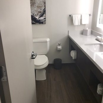 DoubleTree by Hilton McLean Tysons - Bathroom - Hotels Near Me - Mclean, Virginia DoubleTree by Hilton McLean Tysons - Bathroom - Hotels Near Me - Mclean, Virginia