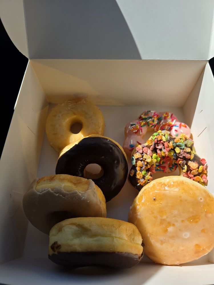 Donuts & Coffey Logo