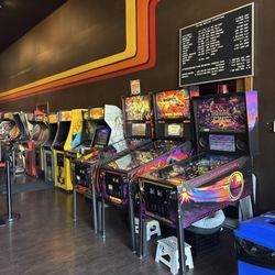 Vector Volcano Arcade - Retro video games