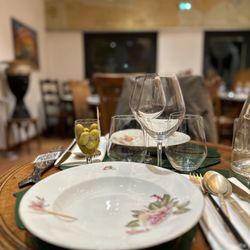 Marafiki - Eagerly waiting to fill this empty plate. Nice setting for indoor seating.