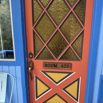 Hicksville Pines - Room door - Hotels Near Me - Idyllwild, California