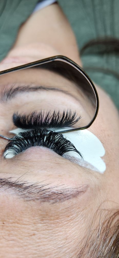 The Lash Room Logo