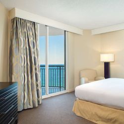 Doubletree by Hilton Ocean Point Resort & Spa - Guest room