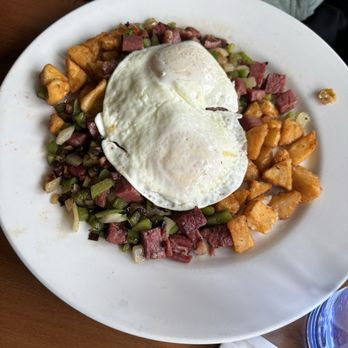 Honeybear Cafe - Corned Beef Hash and Eggs - Breakfast & Brunch Near Me - Chicago, Illinois