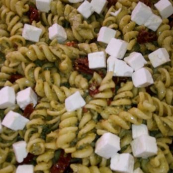 Pasta Piemonte - Salade de fusilli al pesto avec tomates séchées et fromage feta - Delicatessen Near Me - Menton, 06
