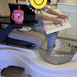 VV Nails