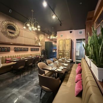 Dorothy's Downtown - Cocktail Bars Near Me - Jacksonville, Florida