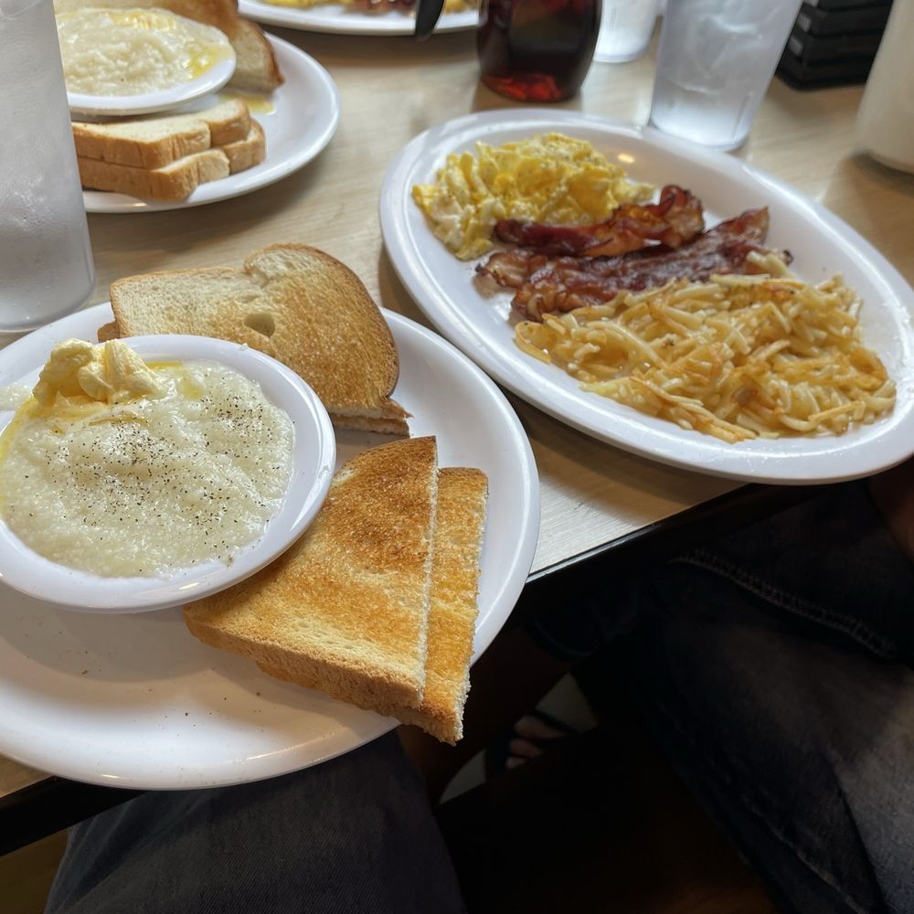 Huddle House - American Near Me - Helen, Georgia