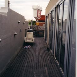 The Spencer Hostel - Dachetage vom Spencer; rechts  einige Zimmer, ganz hinten an der Ecke:die Schiebetür der selfcatering Küche