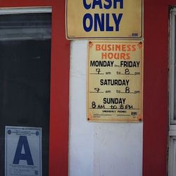 El Paso Taco Shop - Hours and cash only sign