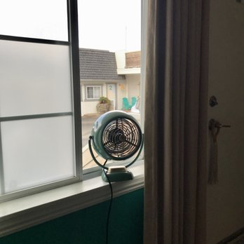 Cambria Beach Lodge - fan to help circulate air - Hotels Near Me - Cambria, California Cambria Beach Lodge - fan to help circulate air - Hotels Near Me - Cambria, California