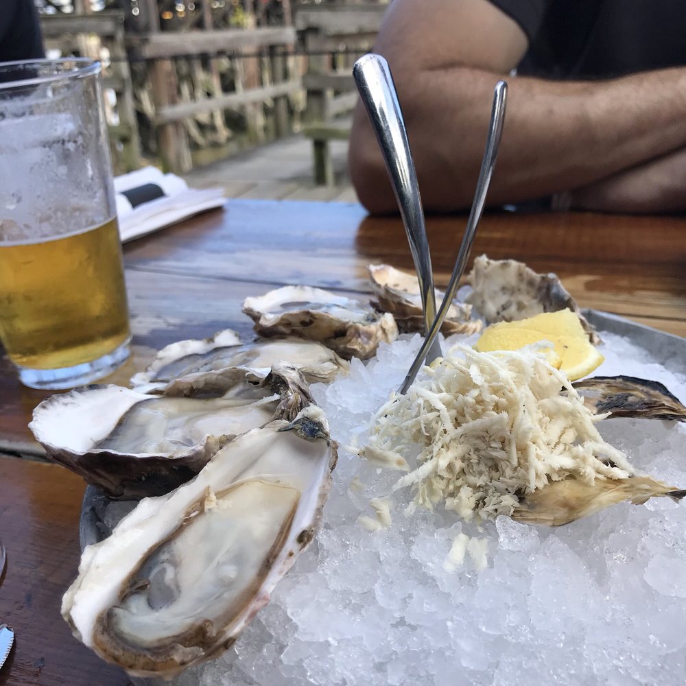Smitty's Oyster House - Fresh raw oysters - Seafood Near Me - Lower Gibsons, British Columbia