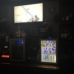 Robbie O'Connells Irish Pub - Stanley club playoffs are best here.