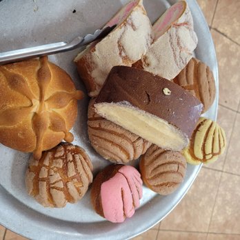 La Canasta Bakery - Bakeries Near Me - Chicago, Illinois