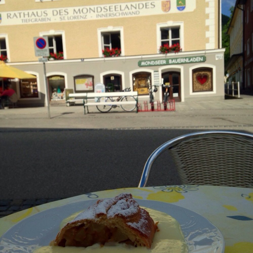 Apple strudel with hot vanilla sauce Apple strudel with hot vanilla sauce