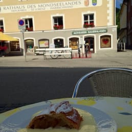 Apple strudel with hot vanilla sauce Apple strudel with hot vanilla sauce