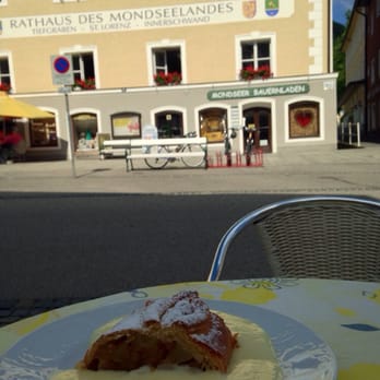 Cafe-Konditorei Braun - Apple strudel with hot vanilla sauce - Patisserie/Cake Shop Near Me - Mondsee, 4 Cafe-Konditorei Braun - Apple strudel with hot vanilla sauce - Patisserie/Cake Shop Near Me - Mondsee, 4
