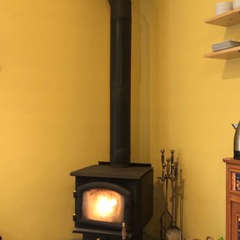 Lucinda's Country Inn - Fireplace in breakfast area - Bed & Breakfast Near Me - Fair Play, California