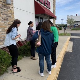A waiting line at 10am!