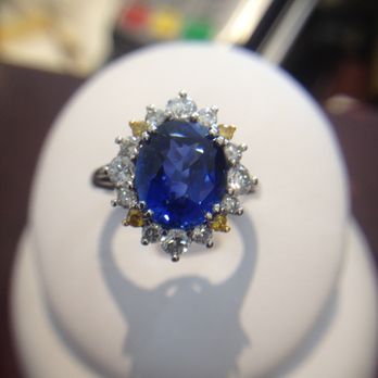 Jockheck Jewellerrs - 3.20 Fine Sapphire with white and yellow diamonds in platinum - Jewelry Near Me - Burlington, Ontario Jockheck Jewellerrs - 3.20 Fine Sapphire with white and yellow diamonds in platinum - Jewelry Near Me - Burlington, Ontario