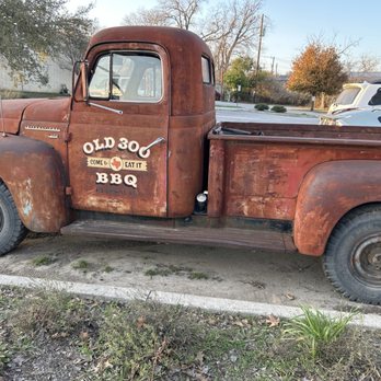 Old 300 BBQ - Barbeque Near Me - Blanco, Texas