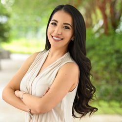 Nicolle Leilani Beauty - My headshot professional photos