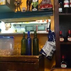Saveur Latine - J'adore les têtes de mort au dessus du buffet.