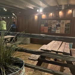 Scoot Inn - Picnic tables at Entrance