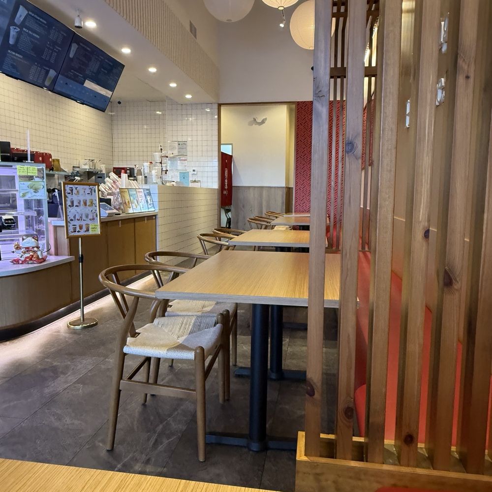 Gong Cha - Love the table space tho especially there's not many people here that stays and sit - Coffee & Tea Near Me - Houston, Texas