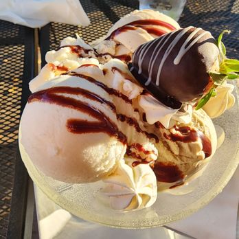 Villa Dolce Cafe - Gelato experience - pistachio, Pina colada and peanut butter - Italian Near Me - Middleton, Wisconsin