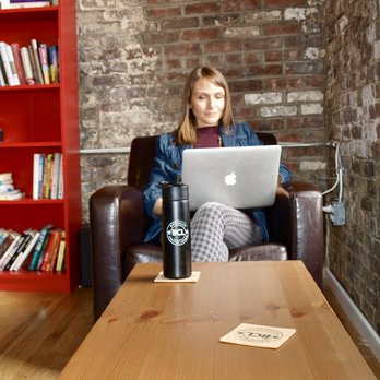 Brooklyn Creative League - Lounge space for work and relaxation by one of our many windows for some natural light. - Shared Office Spaces Near Me - Brooklyn, New York Brooklyn Creative League - Lounge space for work and relaxation by one of our many windows for some natural light. - Shared Office Spaces Near Me - Brooklyn, New York