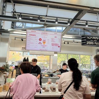 Oxbow Public Market - Line at the donuts place - Public Markets Near Me - Napa, California